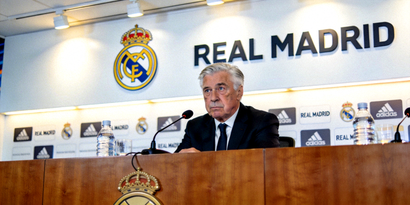 皇马主教练安切洛蒂在新闻发布会上的严肃表情