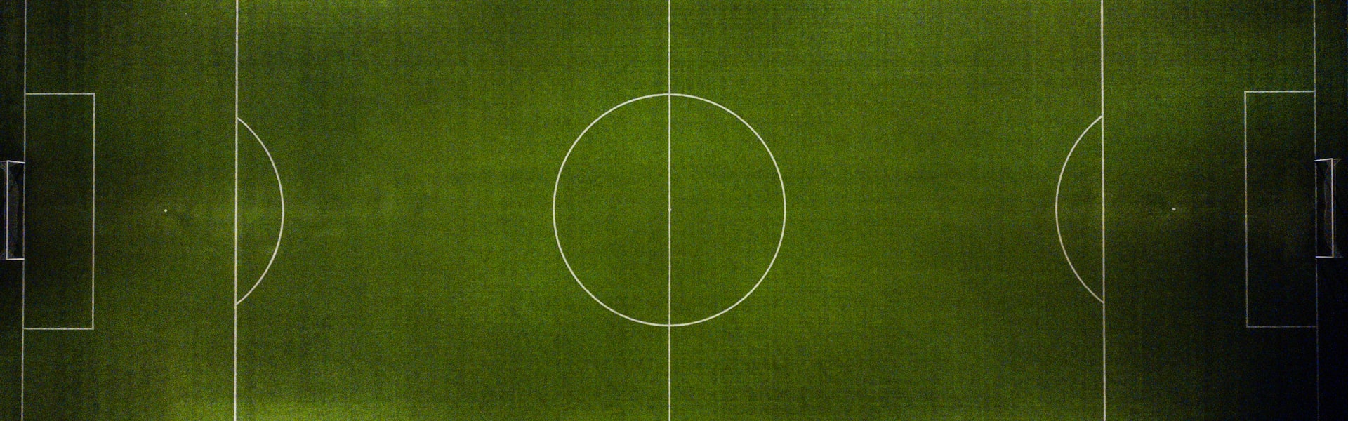 3377足球首页横幅 - 欧冠决赛夜晚的球场全景，聚光灯照亮草坪，充满激情与动感