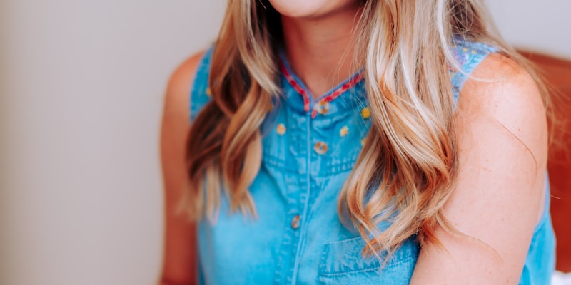 哈兰德在训练中射门的特写镜头，表情专注